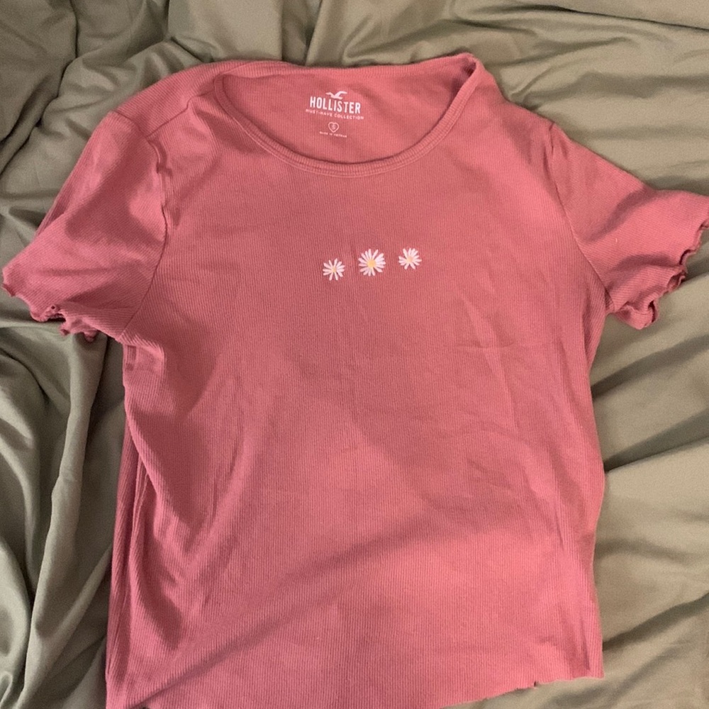 Hollister tee.